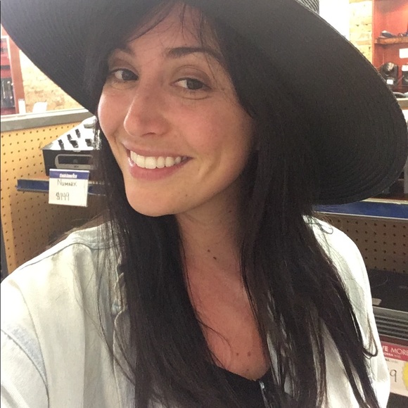 Meet Your Posher, Samantha! - Picture 2 of 3